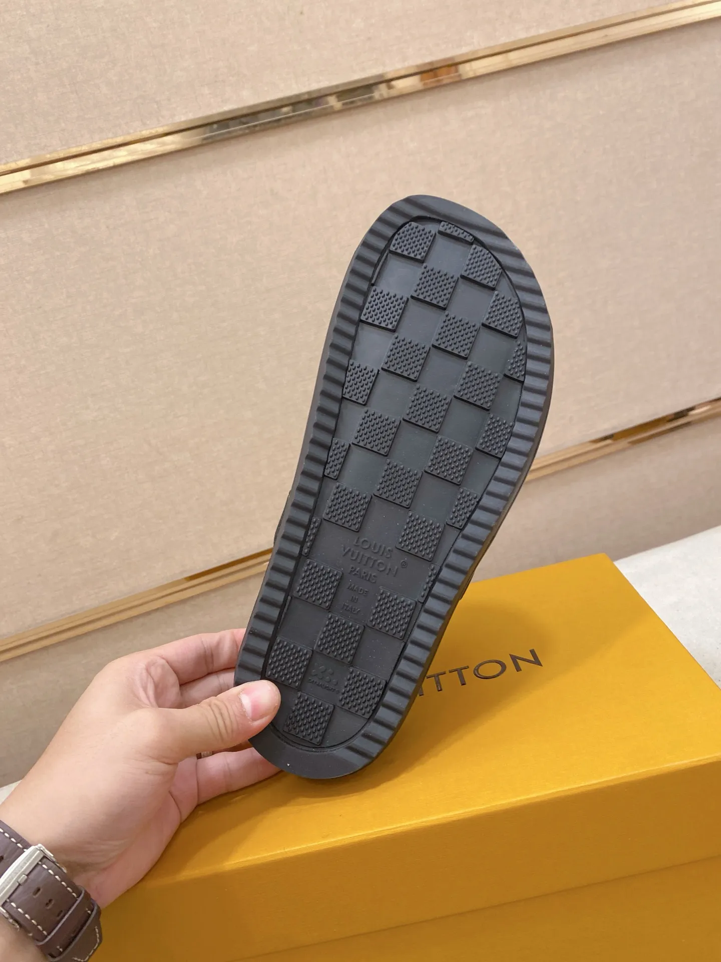 Men's shoes 💰: 360💰LV made 🔍Top purchasing agents, men's spring and summer slippers are available at the same counter. The uppers are made of Italian imported denim with logo graphics and high-quality craftsmanship. The soles are original soles specially provided by the original factory. The exclusive movable molded soles are super comfortable. Original factory follow-up products. 🔍🔍High quality. You can enter and exit the counter at will. Welcome to compare. The code number is 38-44.